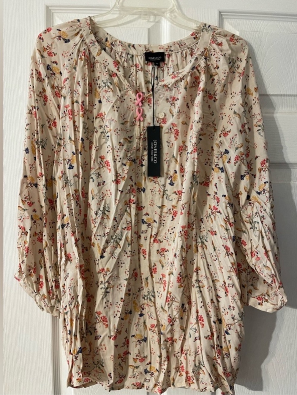 NWT Jones New York 🎀 Brest cancer blouse-
Cream Floral size 2x
